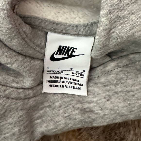 Nike Gray Apparel Hoodie Sweatshirt Kids Youth 6-7 Years Old Kangaroo Pocket - Picture 3 of 5